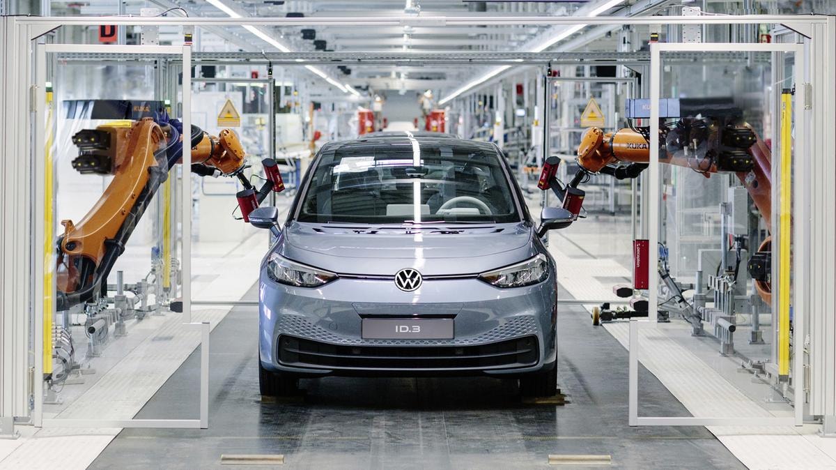 Crisi dell’auto, chi si salva e chi no? Da Stellantis a Volkswagen e da Tesla a Byd: trimestrali a confronto