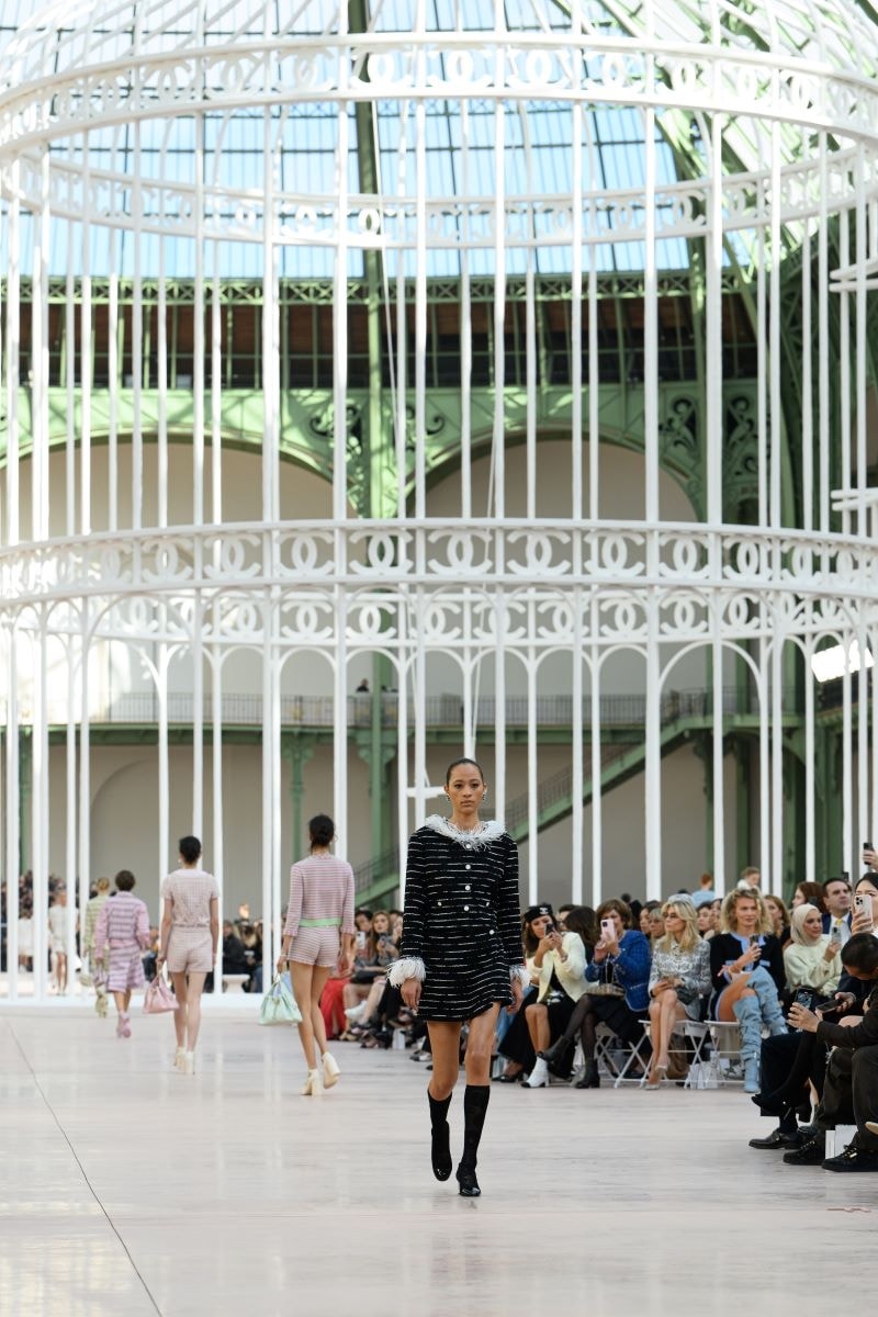 Un momento dello show spring-summer 2025 di Chanel (courtesy Chanel)