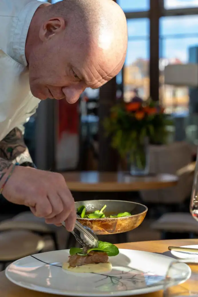 Chris Oberhammer, lo chef che cucina da solo