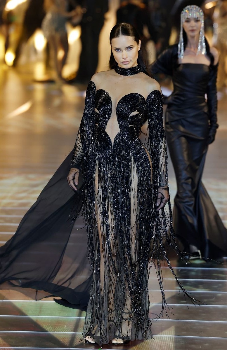 Un look dello show The 1001 Seasons of Elie Saab (ph Indigital.tv/Getty Images, courtesy Elie Saab)