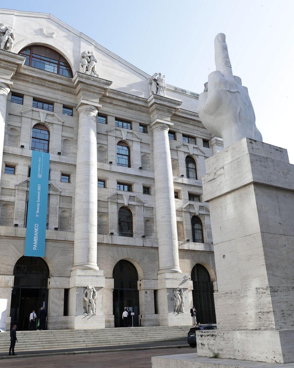 La facciata di Palazzo Mezzanotte, sede di Borsa italiana, in Piazza Affari a Milano (ph Imagoeconomica)
