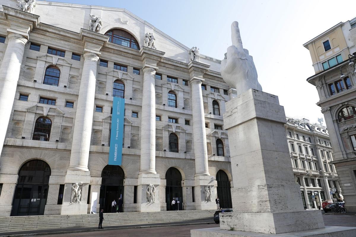 La facciata di Palazzo Mezzanotte, sede di Borsa italiana, in Piazza Affari a Milano (ph Imagoeconomica)