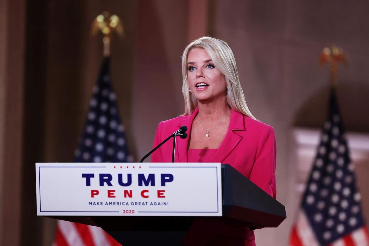 Usa, Trump nomina Pam Bondi ministro della Giustizia. La scelta dopo il ritiro di Gaetz
