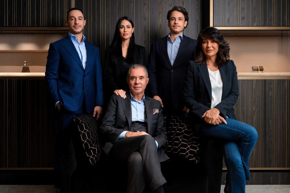 La famiglia Bartorelli. In primo piano, Carlo, alle sue spalle, da sinistra, i figli Marco, Federica e Alessandro; a destra, la moglie Emanuela.