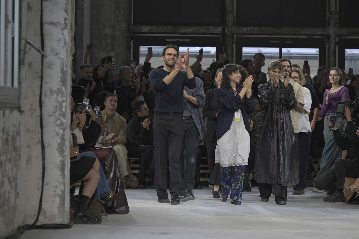 L'ufficio stile alla fine della sfilata Dries Van Noten spring-summer 2025 con Julian Klausner a sinistra (ph. Francesc Ten)