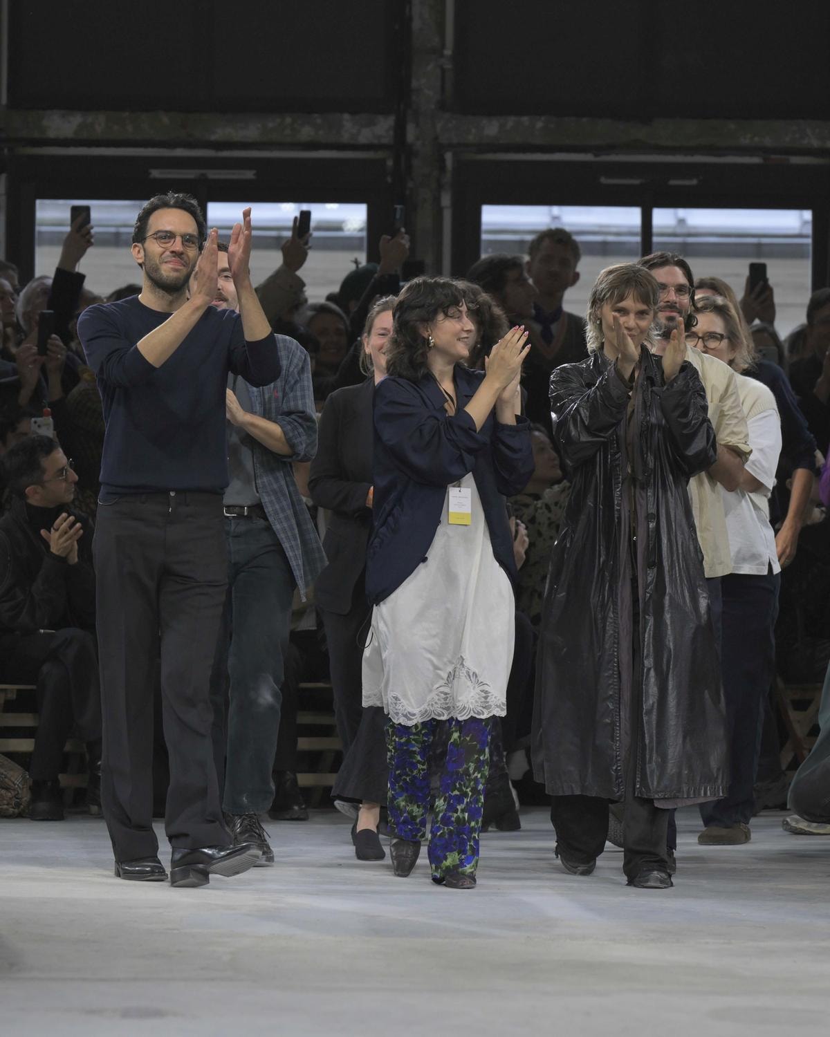 L'ufficio stile alla fine della sfilata Dries Van Noten spring-summer 2025 con Julian Klausner a sinistra (ph. Francesc Ten)