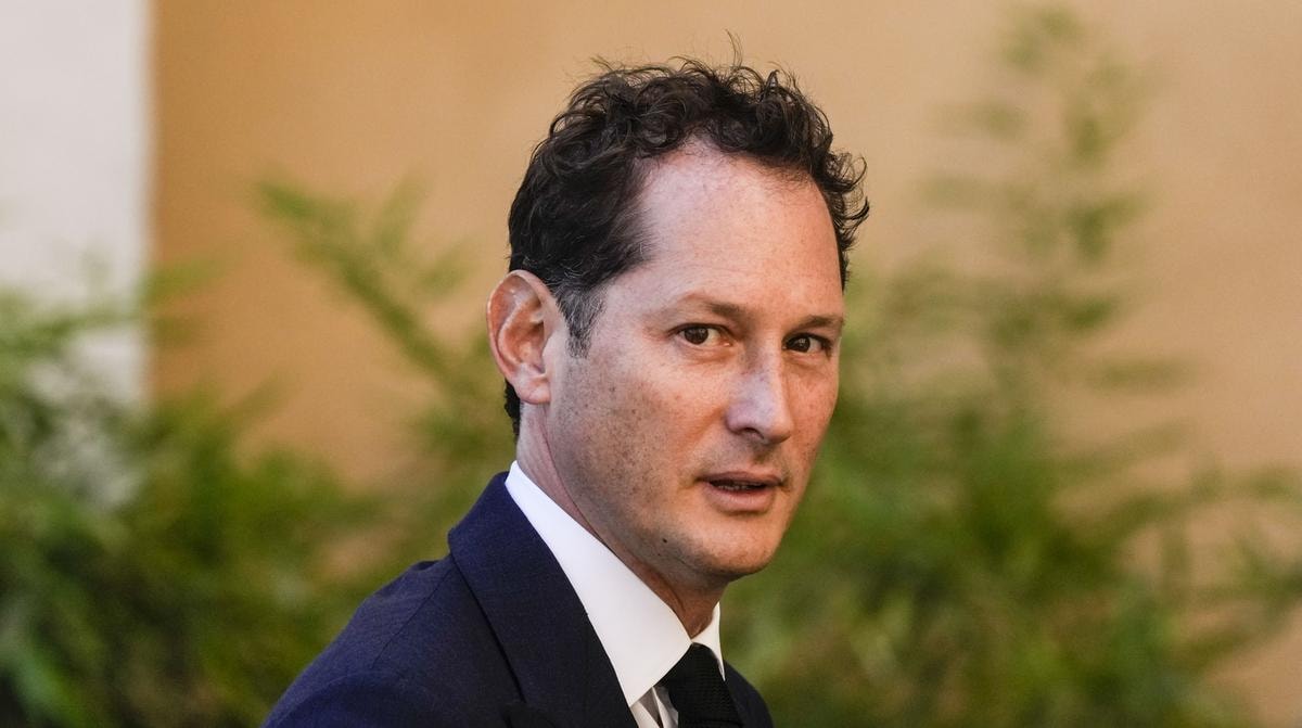 Eredità Agnelli, «anomale o false» le carte sulla Dicembre. Perquisito lo studio legale Grande Stevens. Indagato il notaio Morone