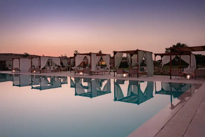 La piscina del Baglioni resort Sardegna.