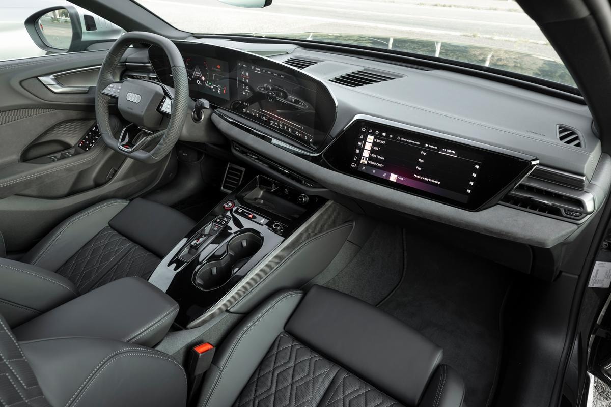 La nuova Audi A5 nobilita la precedente A4: crescono dimensioni, slancio e personalità