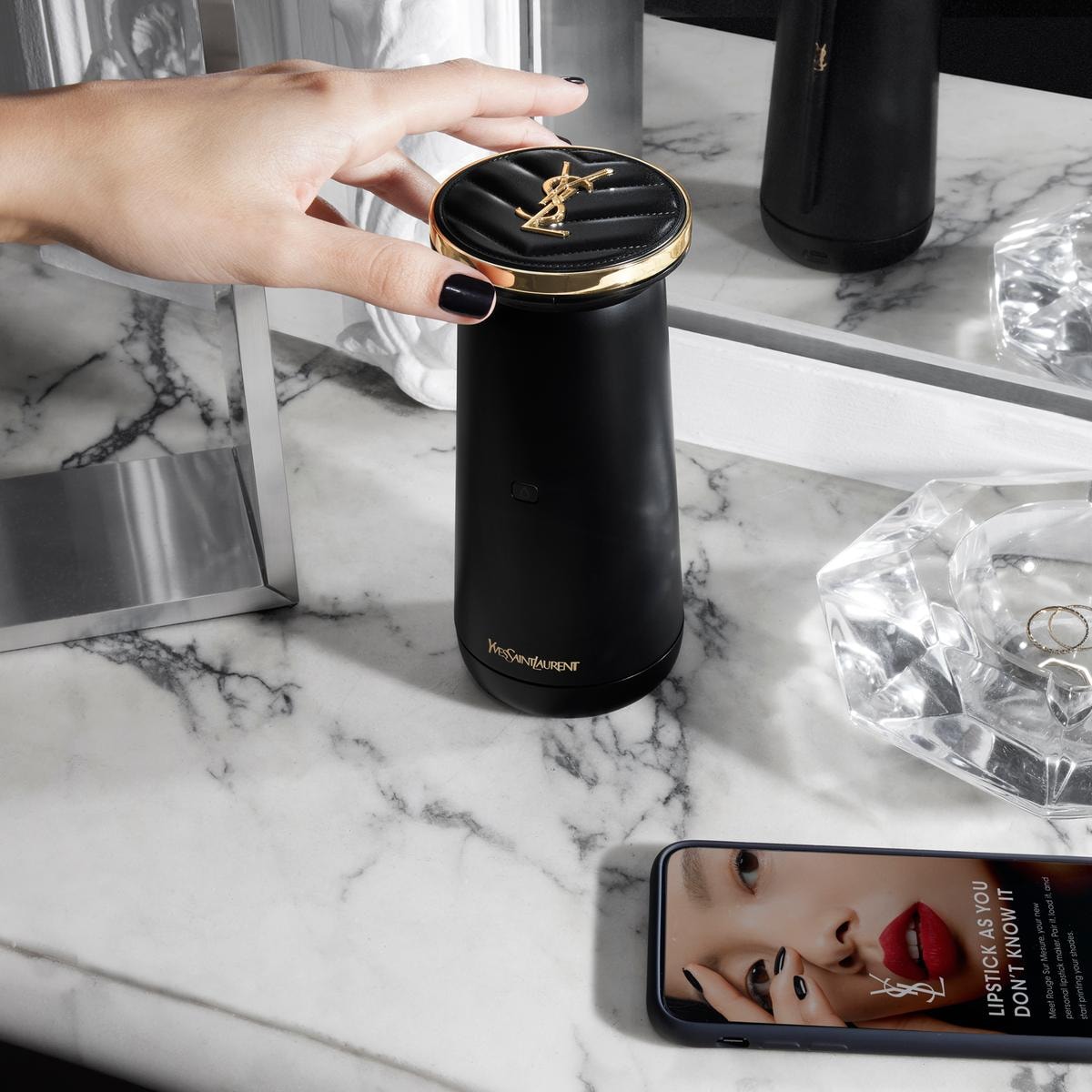 Rouge sur Mesure di YSL Beauty per creare rossetti su misura.