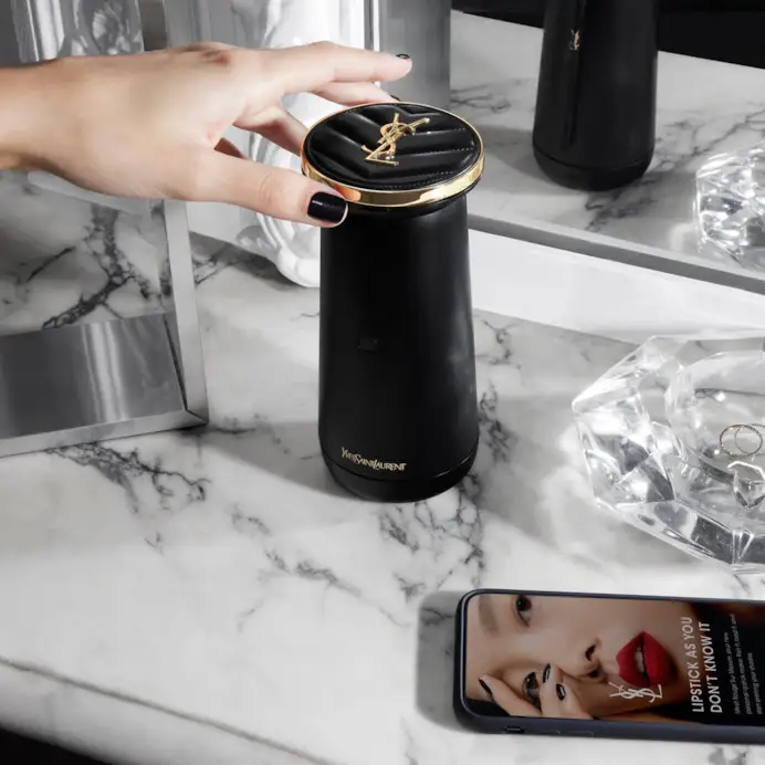 Rouge sur Mesure di YSL Beauty per creare rossetti su misura.