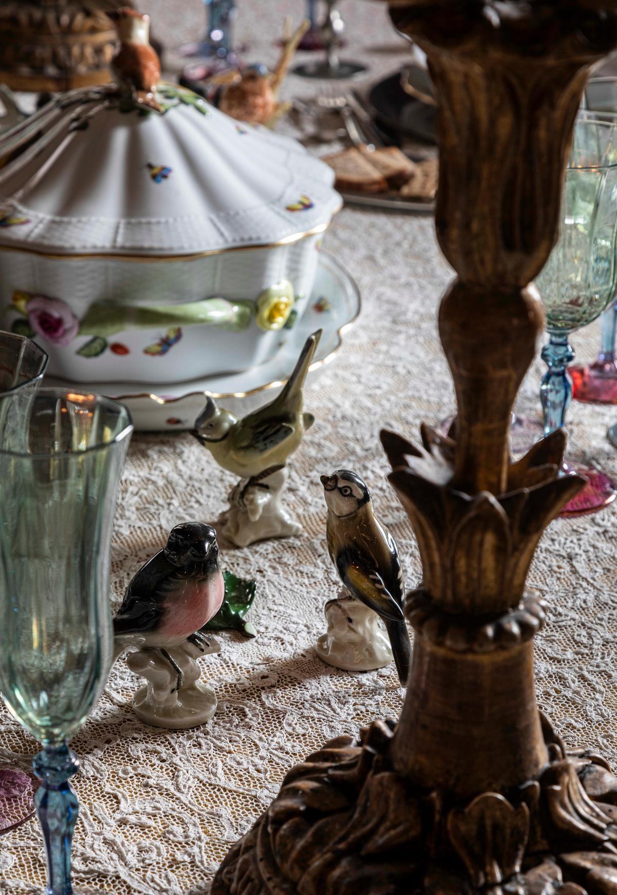 La tavola con ceramiche di Nicola Giol nella casa di Alessia Bianchi.