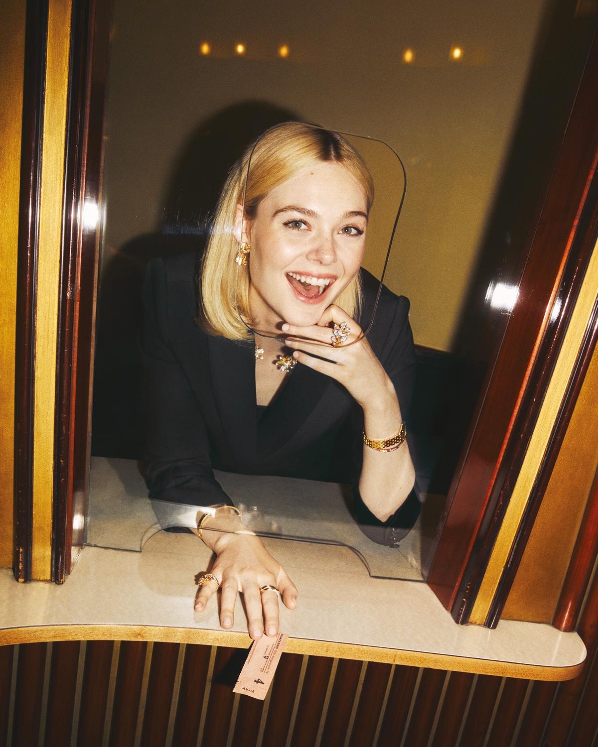 L’attrice Elle Fanning indossa la nuova collezione Grain de Café di Cartier. Gioielli che sprigionano gioia ispirati a un chicco di caffè, in cui emerge uno dei registri iconici della maison, la flora che diventa accessorio prezioso.