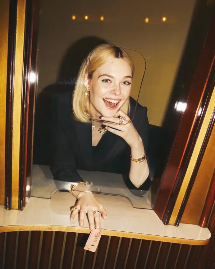 L’attrice Elle Fanning indossa la nuova collezione Grain de Café di Cartier. Gioielli che sprigionano gioia ispirati a un chicco di caffè, in cui emerge uno dei registri iconici della maison, la flora che diventa accessorio prezioso.