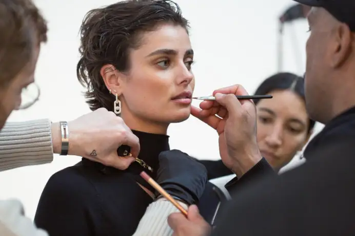 L’attrice Taylor Hill nel backstage della campagna pubblicitaria indossa la collezione So Move di Messika, in cui si esprime tutta l’energia e la forza dell’attrice americana.