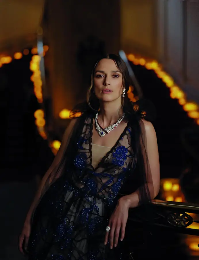 L’attrice inglese e ambassador di maison Keira Knightley, indossa gioielli Graphic Line, della collezione Chanel Haute Joaillerie Sport.