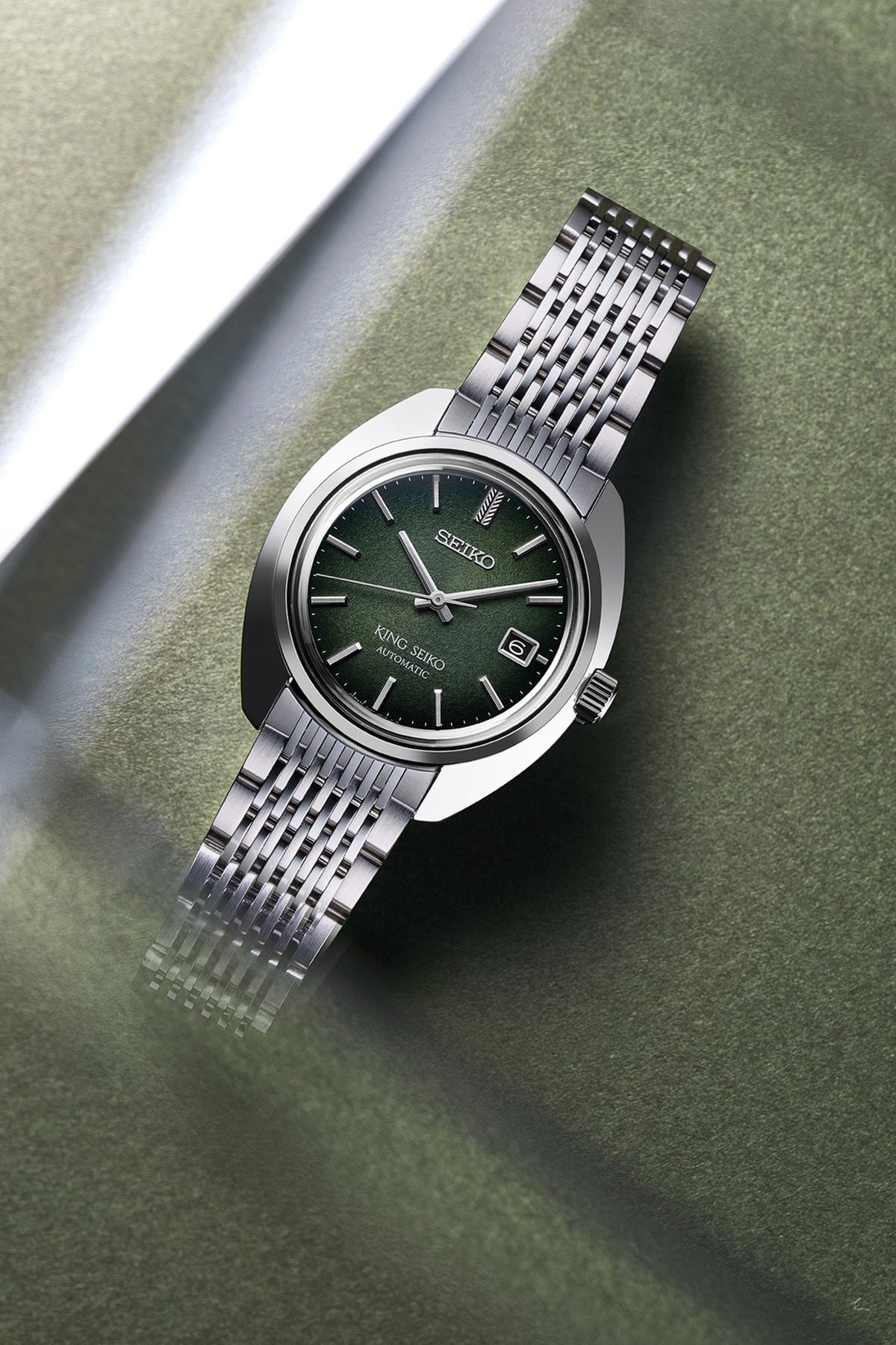 La nuova serie è proposta in tre diverse varianti cromatiche. Il quadrante verde del King Seiko SJE113J1 ha una gradazione che cattura il colore della vegetazione che ha contraddistinto alcune zone della città di Tokyo nel corso dei secoli. — The new series is offered in three different color shades. The green dial of the King Seiko SJE113J1 has a gradation that captures the hues of the vegetation characterizing certain areas of Tokyo over the centuries.