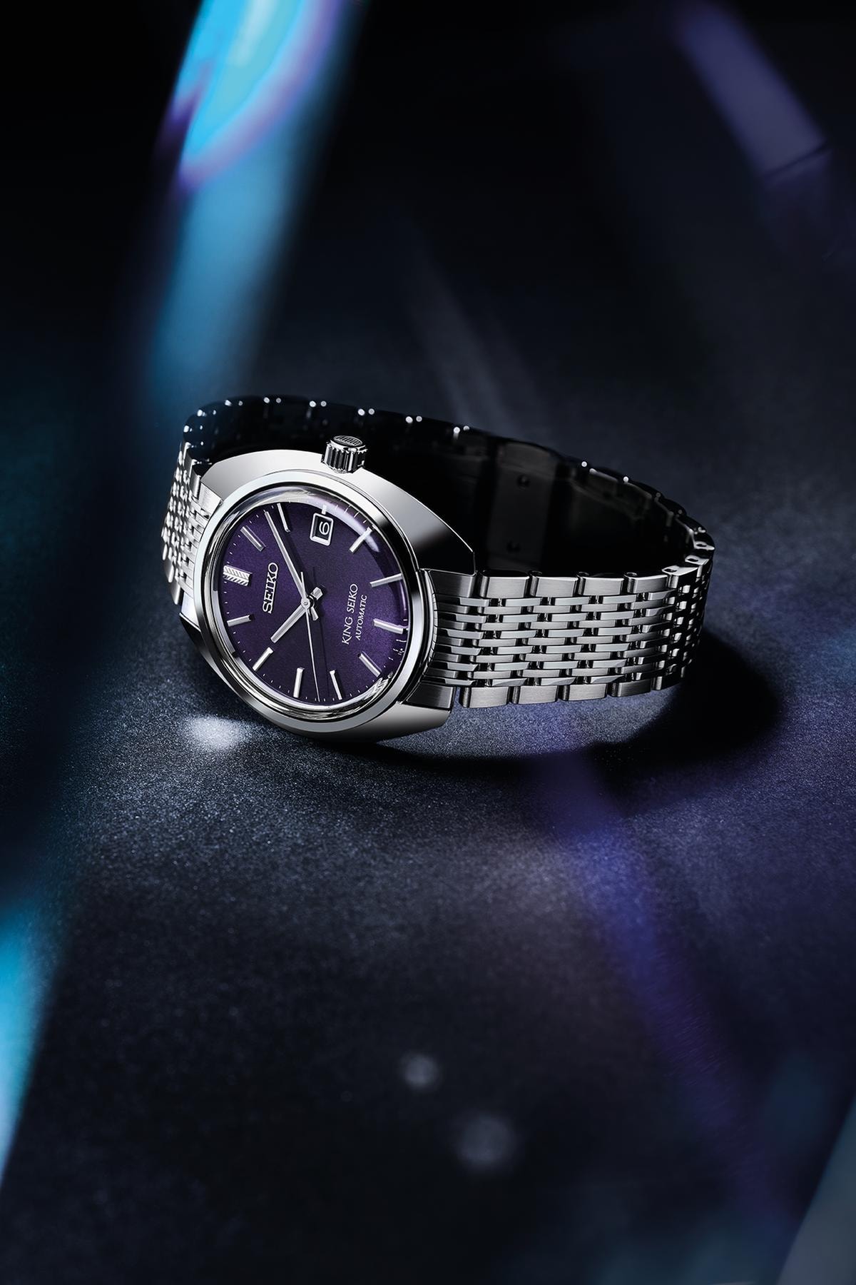 La forma della cassa del King Seiko SJE111J1 rievoca quella del King Seiko 45KCM del 1969, la cui silhouette curva ha ispirato il design di altre creazioni King Seiko. La texture del quadrante richiama la carta washi tradizionale giapponese. — The shape of the King Seiko SJE111J1’s case recalls that of the 1969 King Seiko 45KCM, whose curved silhouette inspired the design of other subsequent King Seiko creations. The texture of the dial recalls traditional Japanese washi paper.