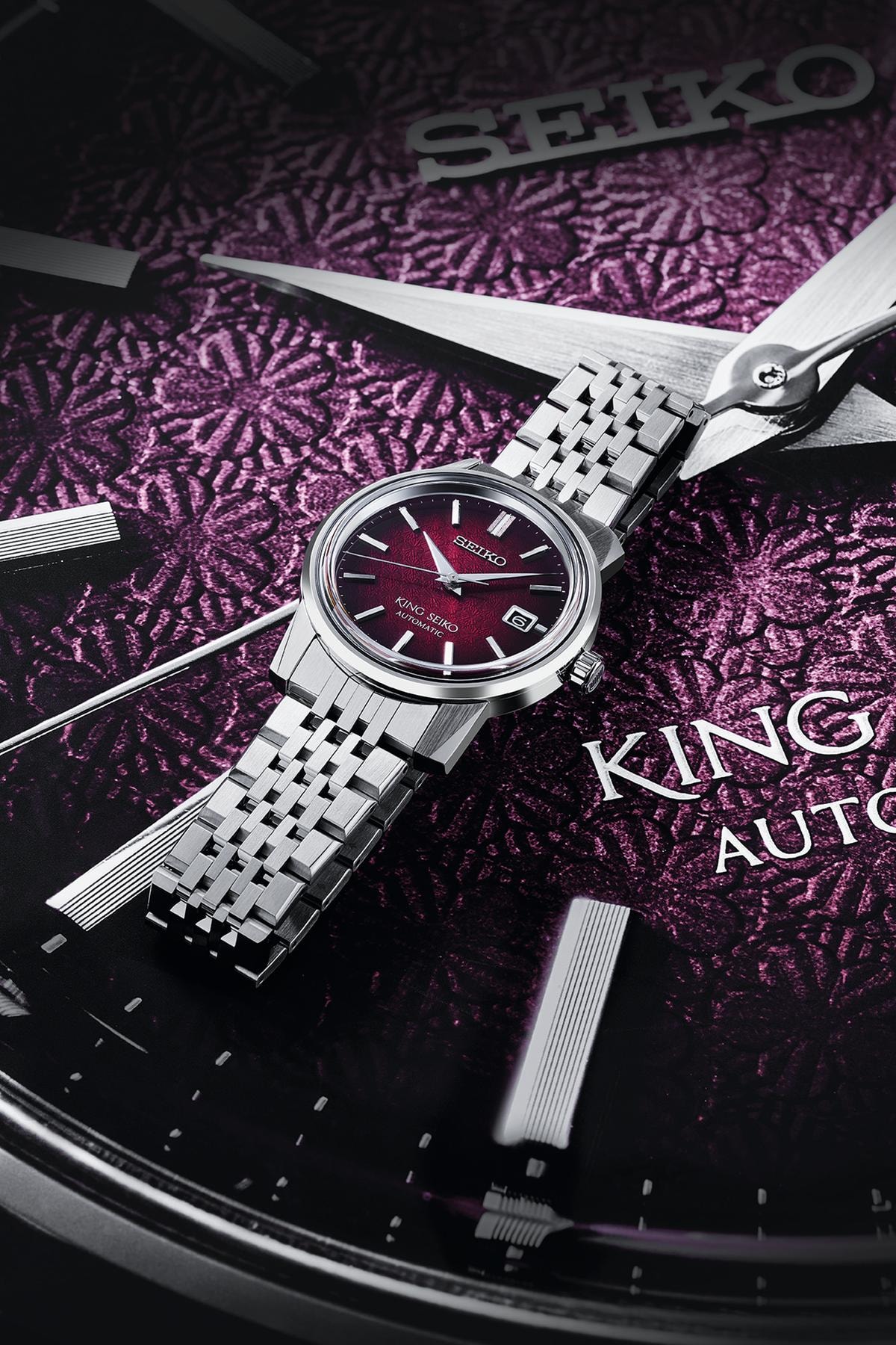 136•TWT TWT•137 Caratterizzato dal colore del quadrante Tenjin-Fuji Violet, Il King Seiko KSK SJE107J1 combina un motivo a fiori di glicine con una gradazione di lilla chiaro in omaggio alla pianta diffusa nel quartiere Kameido a Tokyo. — Featuring the Tenjin-Fuji Violet dial, the King Seiko KSK SJE107J1 combines a wisteria flower motif with a shade of light lilac in homage to the plant found in the Kameido district of Tokyo. Il King Seiko KSK Garyu-Bai Red SJE103J1. La sua cassa da 38,6 mm, abbinata al vetro zaffiro “box-shaped”, conferisce all’orologio un look raffinato. È alimentato dal calibro 6L35, il movimento automatico più sottile di Seiko. — The King Seiko KSK Garyu-Bai Red SJE103J1. Its 38.6 mm case, combined with a “box-shaped” sapphire crystal, gives the watch a refined look. It is powered by the caliber 6L35, Seiko’s thinnest automatic movement. SEIKO