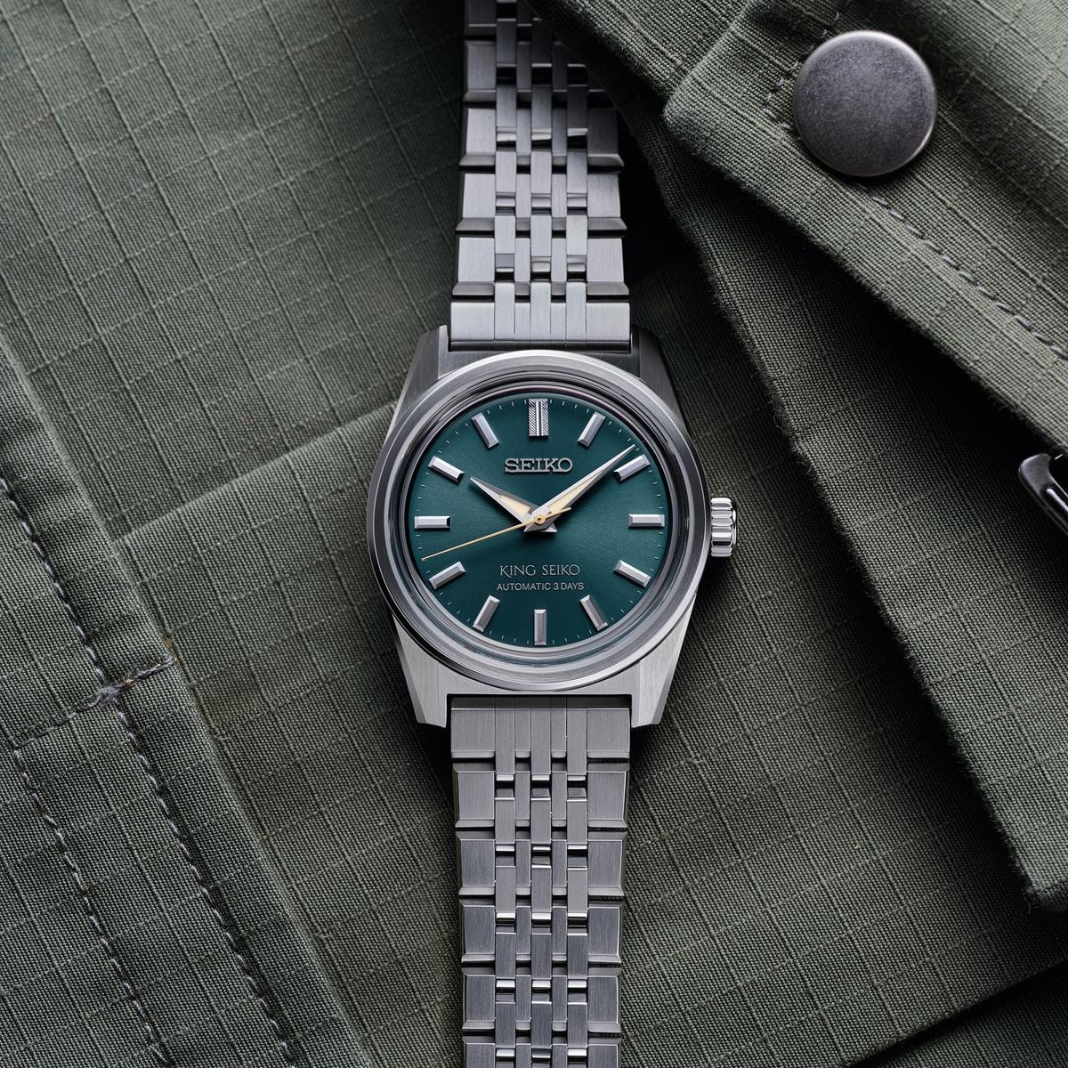 Il King Seiko KSK SPB459J1 trae ispirazione dalle tendenze della moda “Ivy League” diffusa a Tokyo negli anni ’60, che si esprimono con l’uso di colori classici dall’estetica contemporanea. — The King Seiko KSK SPB459J1 draws inspiration from the “Ivy League” fashion trends popular in Tokyo in the 1960s, which were expressed through the use of classic colors with a contemporary aesthetics