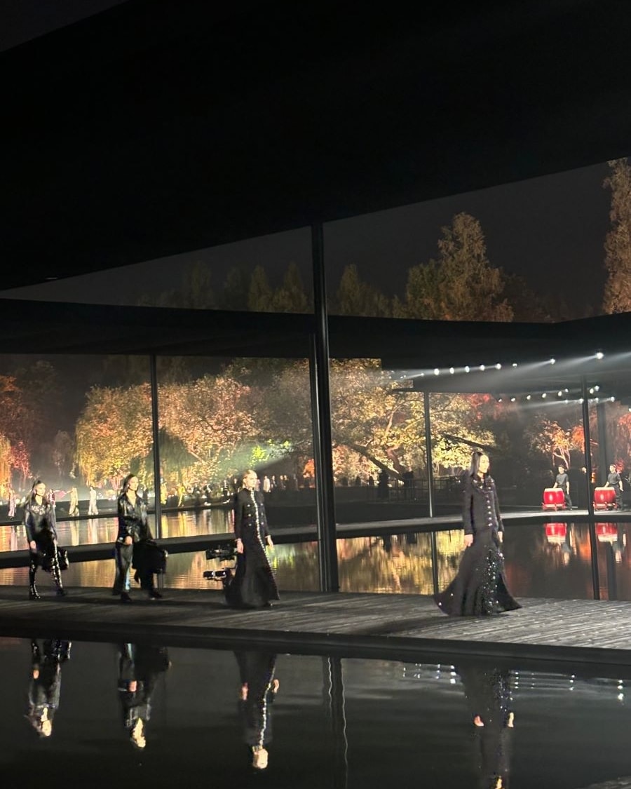 Le dame del lago di Chanel incantano Hangzhou