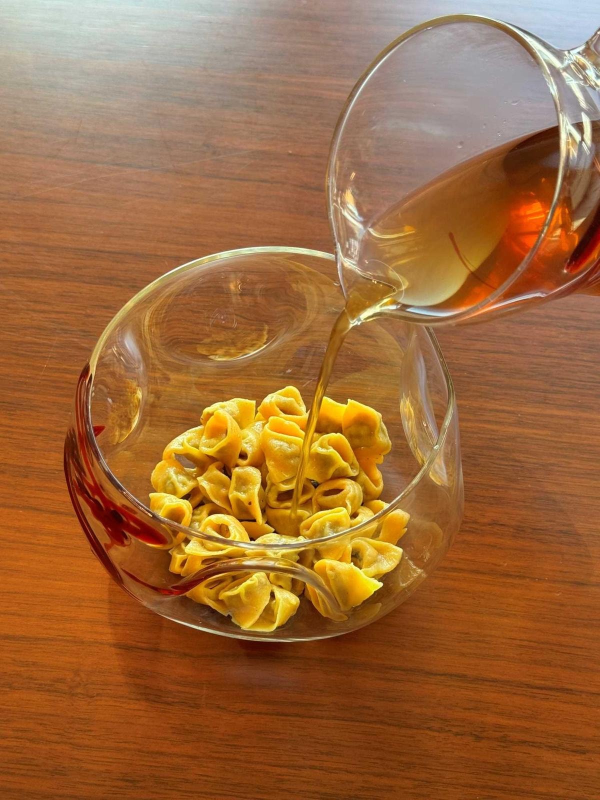Brodo di cappone con cappelletti di vitello dello chef Andrea Berton.