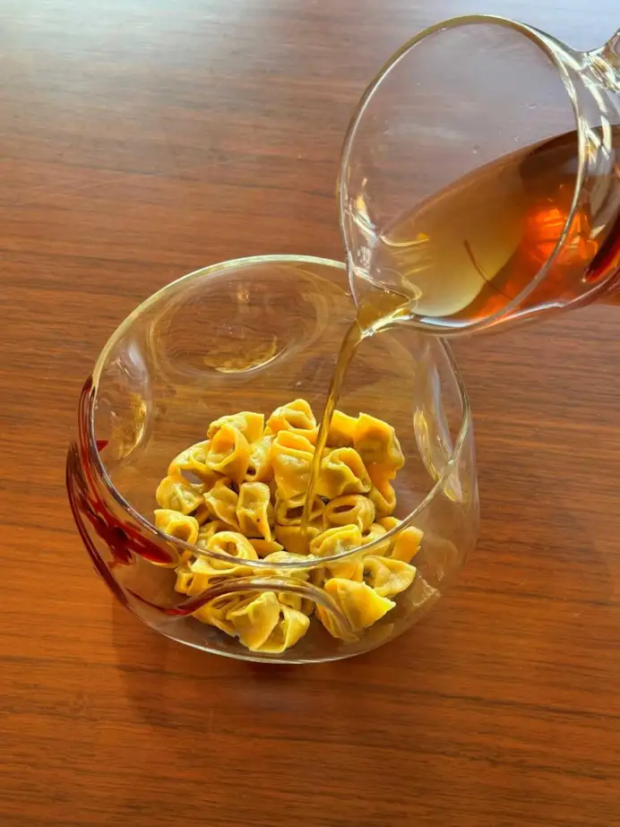 Brodo di cappone con cappelletti di vitello dello chef Andrea Berton.