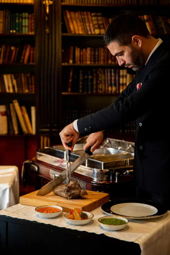 La domenica a pranzo, il carrello dei bolliti da Giacomo Bistrot, a Milano.
