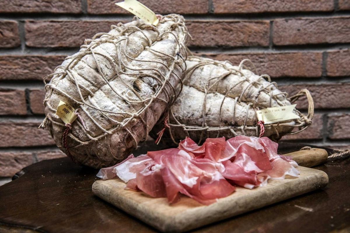 Il culatello di Zibello, da assaggiare All’Antica Corte Pallavicina, nel parmense, con degustazione verticale. Si può anche acquistarlo online.