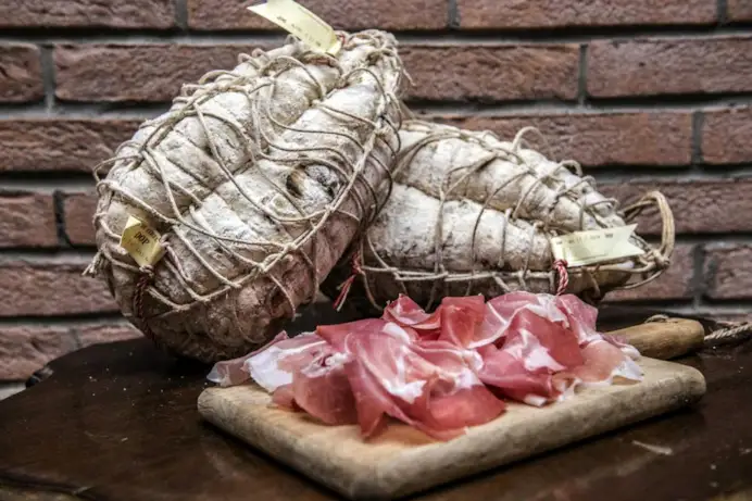Il culatello di Zibello, da assaggiare All’Antica Corte Pallavicina, nel parmense, con degustazione verticale. Si può anche acquistarlo online.