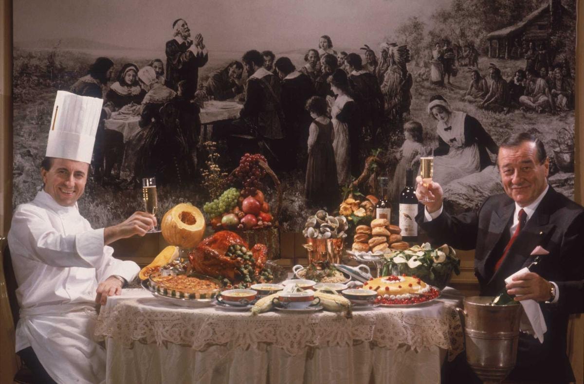 Il brindisi tra Sirio Maccioni, fondatore del gruppo di ristorazione Le Cirque, capace di incantare con i sapori italiani il jet set di New York e mondiale, e lo chef francese Daniel Boulud, ritratto da Slim Aarons nel 1990.