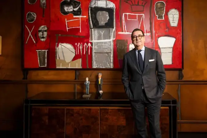 Antonio, Totò, de Matteis, ad del gruppo Kiton e presidente di Pitti Immagine. Alle sue spalle, Cantico (2007) di Mimmo Paladino. Sul mobile, le statuine di Marco Giuseppe Ferrigno, il maestro dei presepi napoletani.