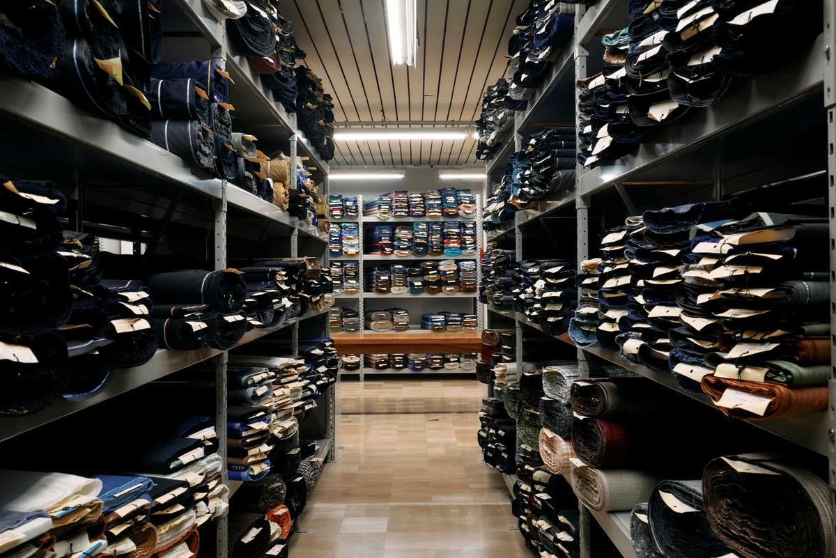Il salone dei tessuti nella fabbrica di Arzano (Napoli), una delle cinque sedi di produzione, tutte di proprietà, del Gruppo Kiton.