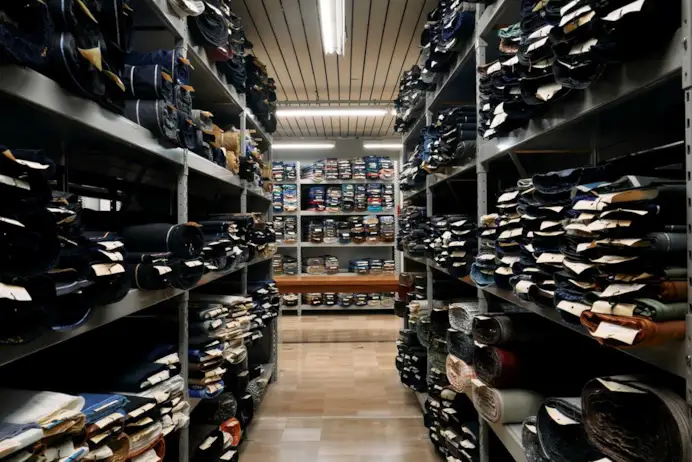 Il salone dei tessuti nella fabbrica di Arzano (Napoli), una delle cinque sedi di produzione, tutte di proprietà, del Gruppo Kiton.