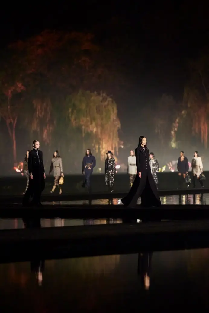 Il finale della sfilata Chanel Métiers d'art 2024/25 ad Hangzhou (courtesy Chanel)