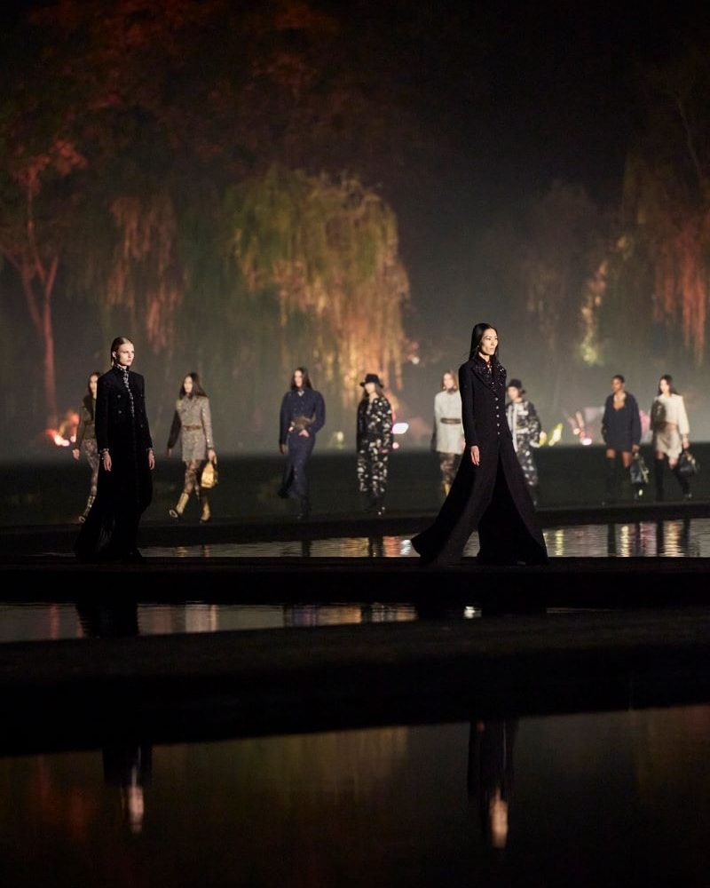 Il finale della sfilata Chanel Métiers d'art 2024/25 ad Hangzhou (courtesy Chanel)