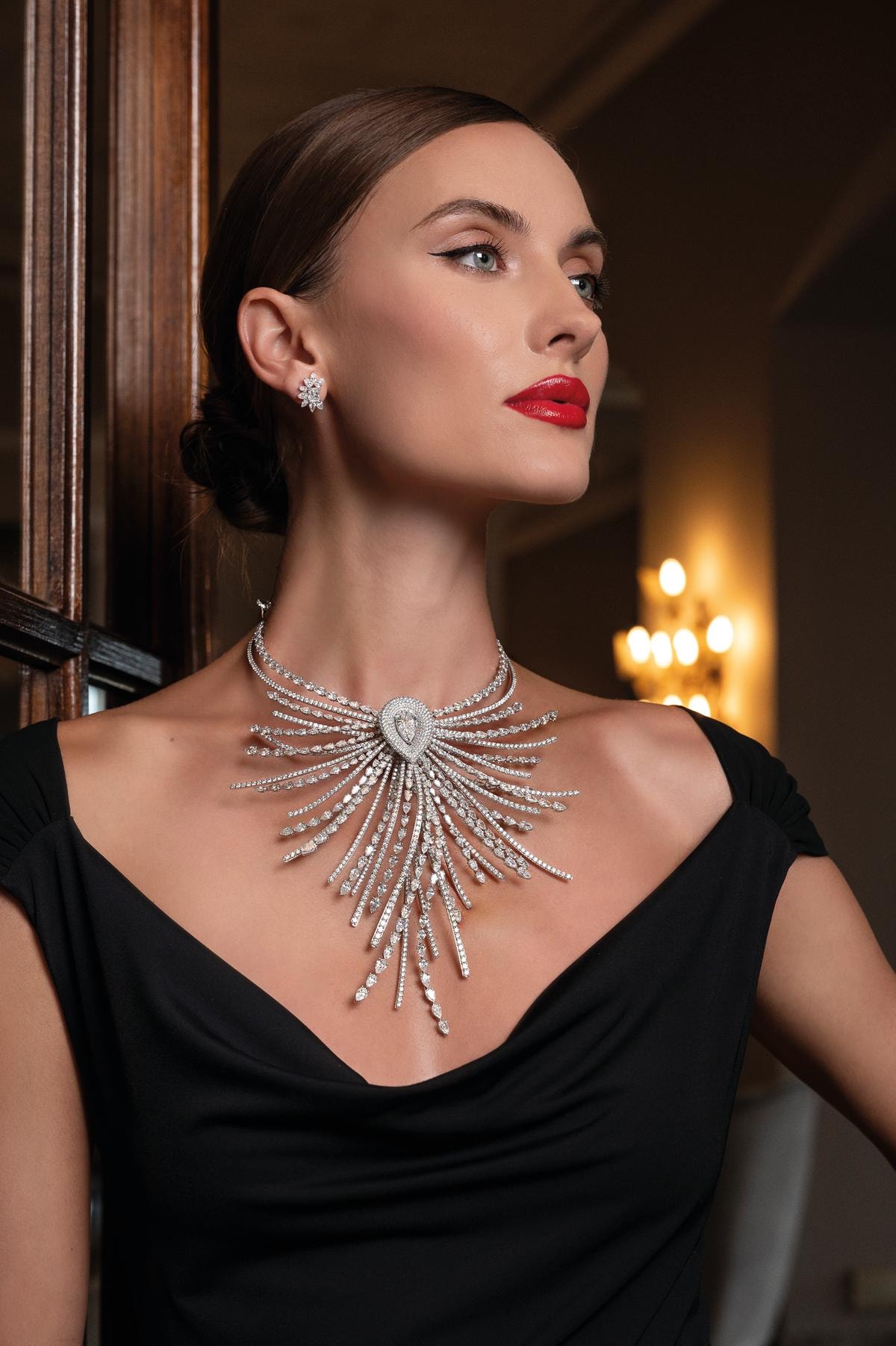 La collana La Fenice è una vera e propria opera d’arte gioielliera realizzata in oro bianco 18 carati e diamanti con un diamante centrale bianco pearl-shaped D color da 5,05 carati. La creazione ha vinto il prestigioso “Couture Design Awards” di Las Vegas con il premio “Best in Diamonds above $40K”.