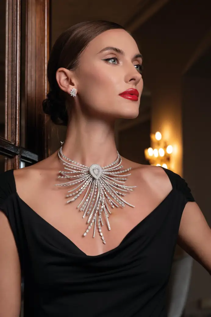 La collana La Fenice è una vera e propria opera d’arte gioielliera realizzata in oro bianco 18 carati e diamanti con un diamante centrale bianco pearl-shaped D color da 5,05 carati. La creazione ha vinto il prestigioso “Couture Design Awards” di Las Vegas con il premio “Best in Diamonds above $40K”.