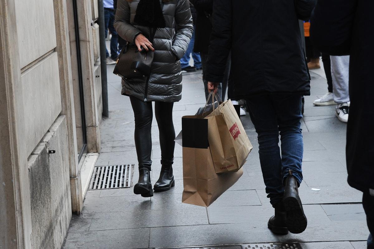 Un momento di shopping a Roma (ph Imagoeconomica)