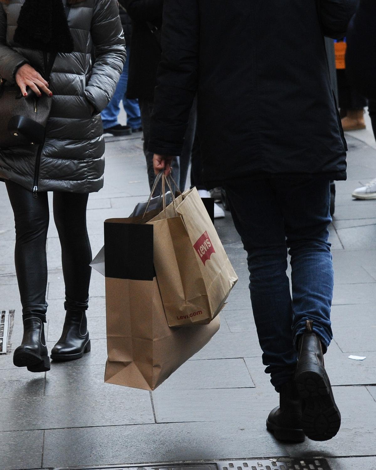 Una via dello shopping a Roma (ph Imagoeconomica)