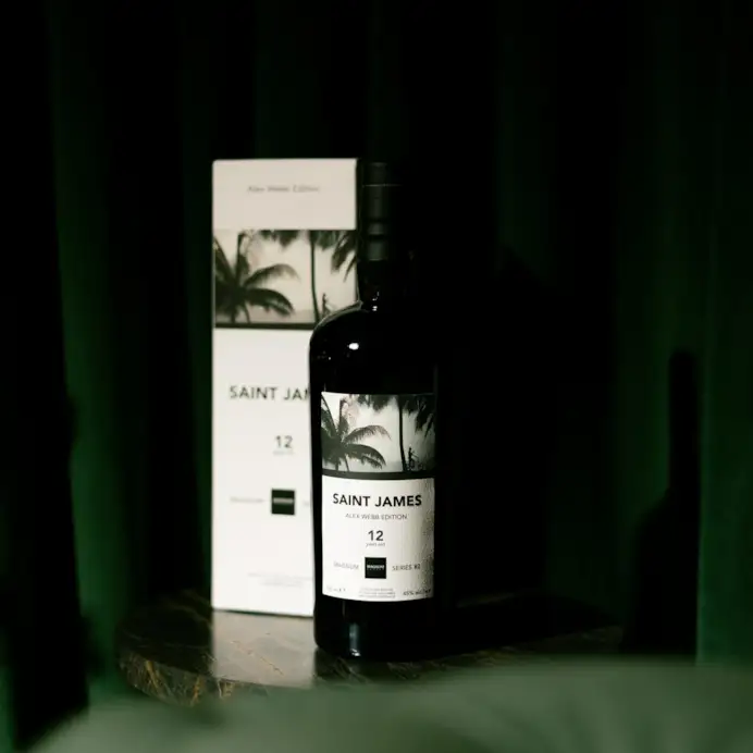 Il rum da collezione Magnum Serie ha fatto il bis con Alex Webb. Ecco le quattro bottiglie su cui investire