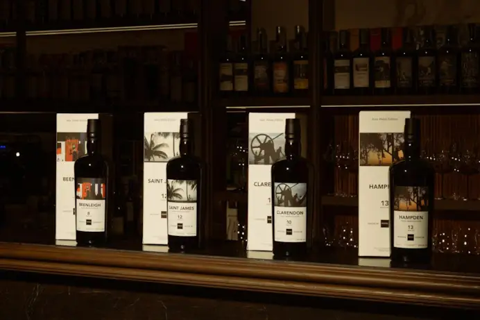 Il rum da collezione Magnum Serie ha fatto il bis con Alex Webb. Ecco le quattro bottiglie su cui investire