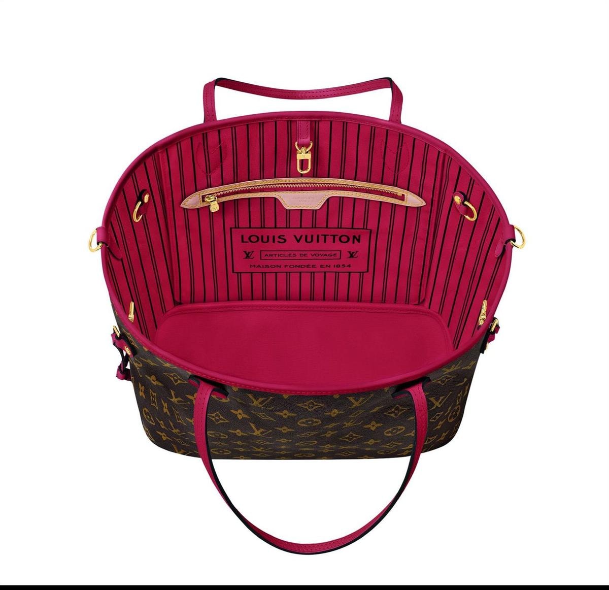 La tasca interna stampata con il timbro di maison qui diventa un dettaglio unico e riconoscibile. Ed è ripreso dalla versione originale che evoca il rivestimento dei bauli del 1899 e il patch Louis Vuitton