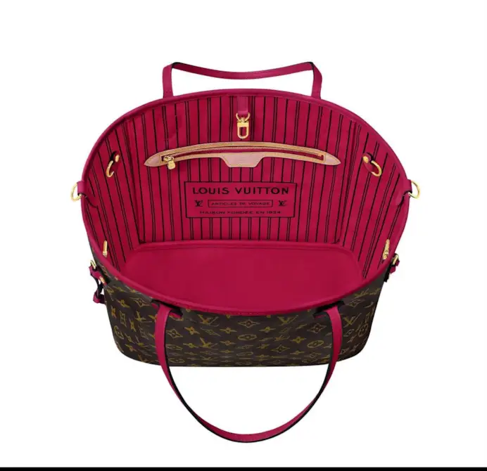 La tasca interna stampata con il timbro di maison qui diventa un dettaglio unico e riconoscibile. Ed è ripreso dalla versione originale che evoca il rivestimento dei bauli del 1899 e il patch Louis Vuitton
