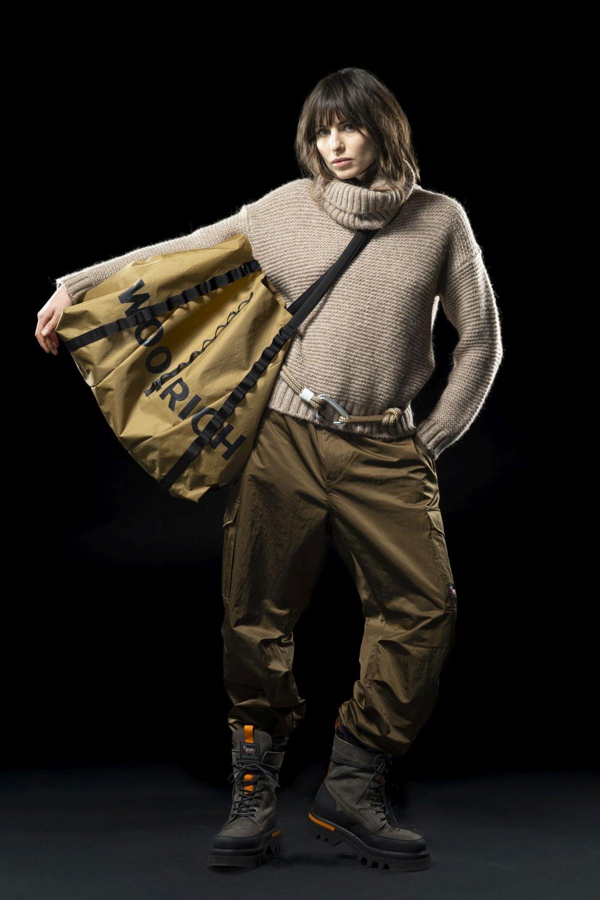 Maglione con colletto removibile e borsa oversize tech. Woolrich Black Label A/I 20024-25