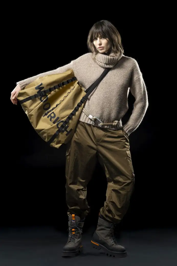 Maglione con colletto removibile e borsa oversize tech. Woolrich Black Label A/I 20024-25