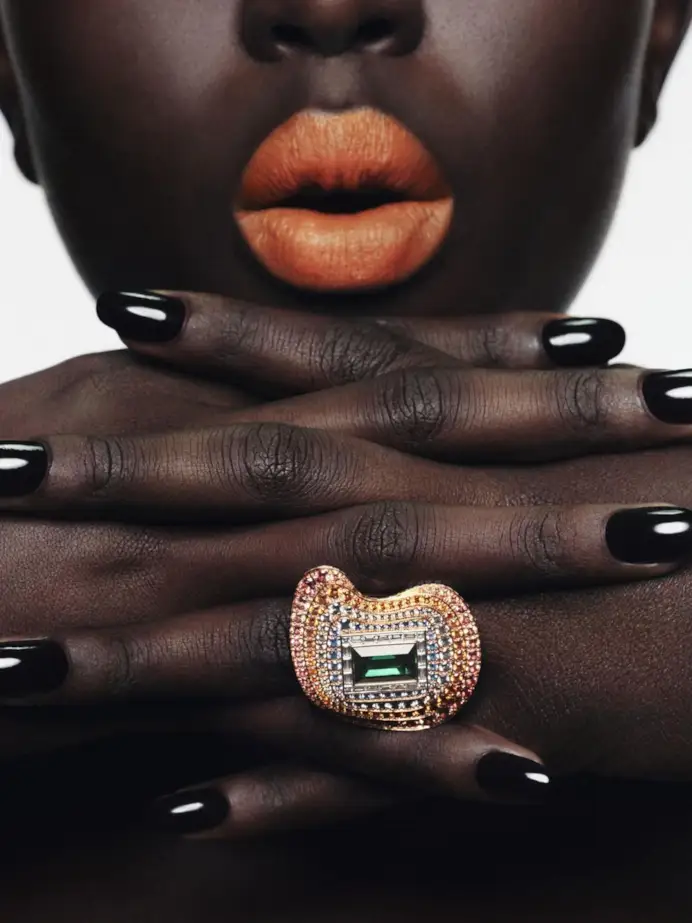Anello in oro rosa del capitolo Color Vibes, con uno smeraldo da 4,01 carati taglio smeraldo incastonato, diamanti taglio baguette marrone-arancio, verde e blu chiaro, zaffiri umba e granati di spessartite. Hermès Haute Joaillerie