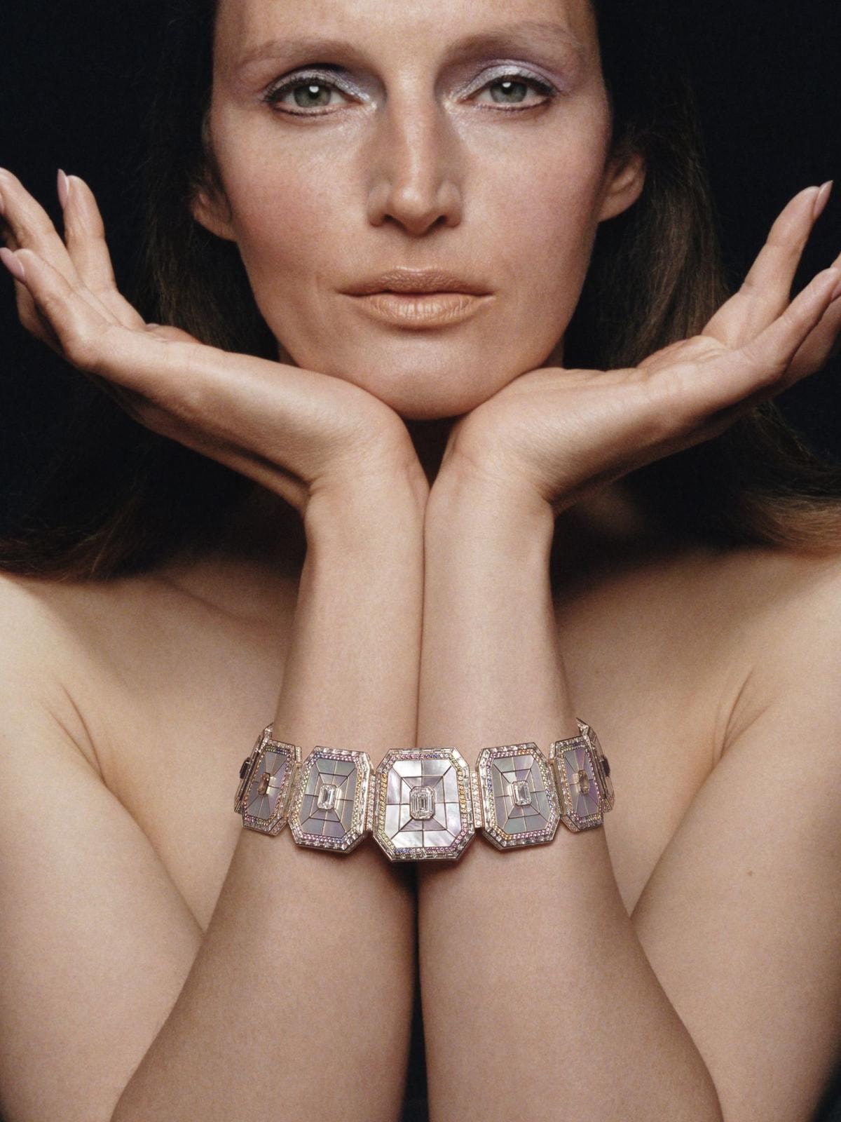 Collana del capitolo Hermès Diaprés in oro rosa con tre diamanti taglio smeraldo, quattro zaffiri gialli, due zaffiri rosa-arancio, due zaffiri rosa, due zaffiri blu e due zaffiri verdi, tutti tglio smeraldo, madreperla, zaffiri blu, rosa e gialli, tsavorite e granati di spessarite, ametiste e diamanti taglio baguette e taglio brillante. Hermès Haute Joaillerie
