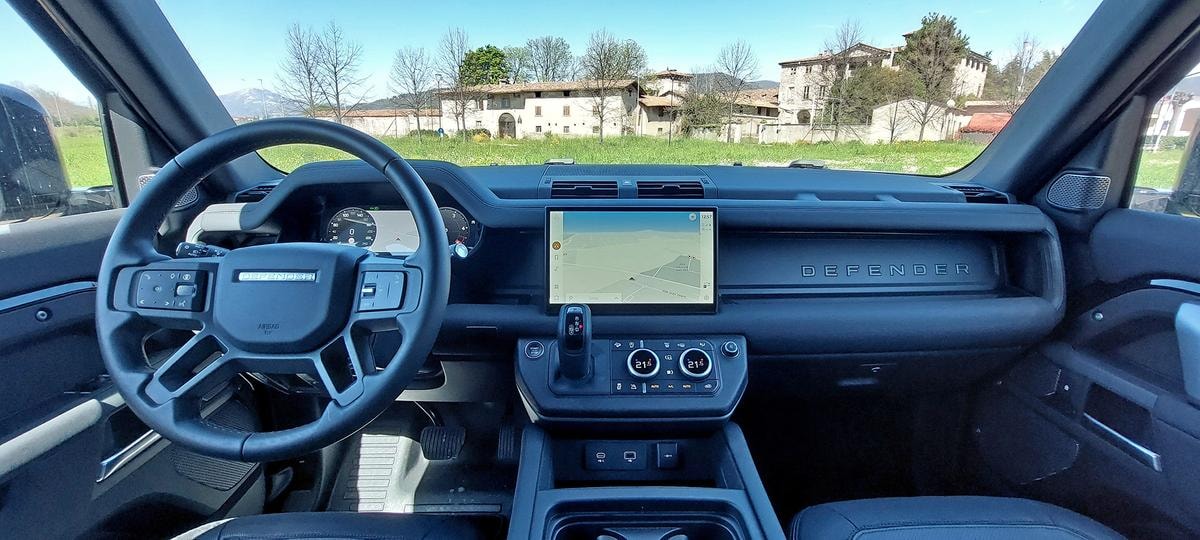 Defender SW11 di Land Rover: l’iconica 4x4 del Camel Trophy testata da Gentleman tra stile e avventura