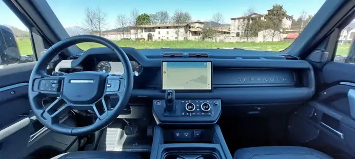 Defender SW11 di Land Rover: l’iconica 4x4 del Camel Trophy testata da Gentleman tra stile e avventura